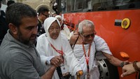 Jemaah haji Indonesia berjalan menuju bus yang akan membawa mereka ke Arafah di Makkah, Arab Saudi, Jumat (14/6/2024).  