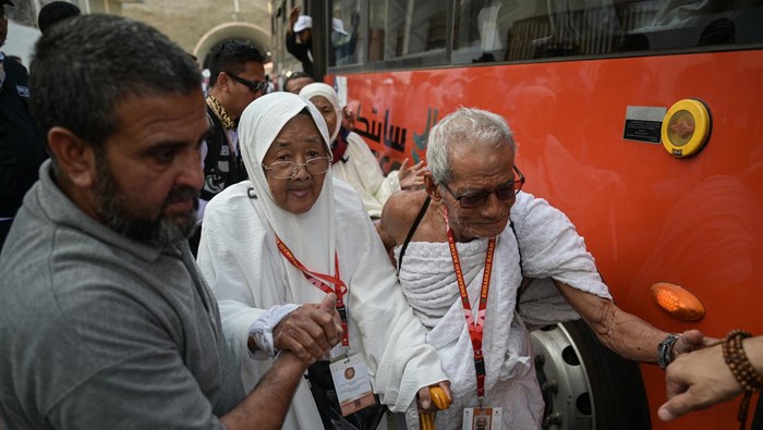 Jemaah haji Indonesia diberangkatkan ke Arafah Jamaah calon haji Indonesia berdzikir sembari menunggu kedatangan bus yang akan membawanya menuju Arafah di Makkah, Arab Saudi, Jumat (14/6/2024). Jamaah calon haji Indonesia mulai diberangkatkan secara bertahap ke Arafah untuk mengikuti rangkaian puncak ibadah haji pada Sabtu, 15 Juni 2024. ANTARA FOTO/Sigid Kurniawan/rwa.