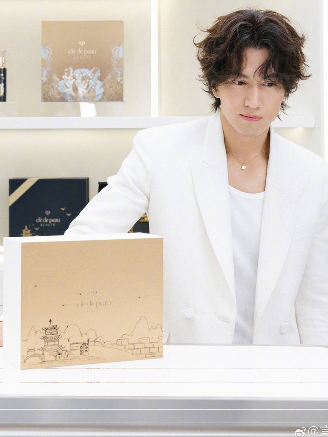 Penampakan tersebut bisa dibilang berbeda yang diunggah aktor The Forbidden Flower itu di sosial medianya. Ini foto yang diunggahnya di Weibo. Foto: Weibo