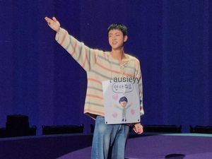 Momen Reisa Broto Asmoro Dipeluk Jin BTS di FESTA 2024