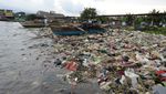 Jorok! Sampah Plastik Cemari Pantai di Bandar Lampung