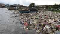 Menurut warga dan nelayan setempat sampah yang menumpuk menutupi pesisir pantai itu sebagian besar berasal dari limbah rumah tangga dan plastik yang terseret arus.  