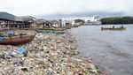 Jorok! Sampah Plastik Cemari Pantai di Bandar Lampung