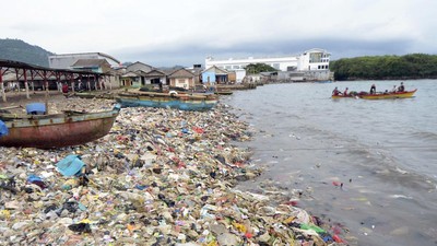 Jorok! Sampah Plastik Cemari Pantai di Bandar Lampung