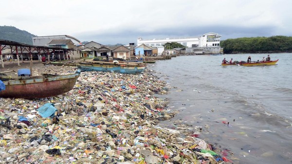 Jorok! Sampah Plastik Cemari Pantai di Bandar Lampung