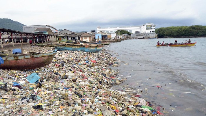 Jorok! Sampah Plastik Cemari Pantai di Bandar Lampung Nelayan menaiki perahu di dekat tumpukan sampah di pantai Sukaraja Bandar Lampung, Lampung, Jumat (14/6/2024). Menurut warga dan nelayan setempat sampah yang menumpuk menutupi pesisir pantai itu sebagian besar berasal dari limbah rumah tangga dan plastik yang terseret arus dan kian menumpuk sehingga mencemari kawasan pantai tersebut. ANTARA FOTO/Ardiansyah/nym.