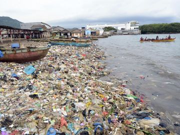 Jorok! Sampah Plastik Cemari Pantai di Bandar Lampung
