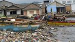 Jorok! Sampah Plastik Cemari Pantai di Bandar Lampung