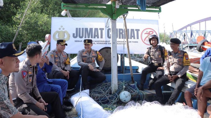 Jumat Curhat Polres Lamongan dengan nelayan di Pelabuhan Sedayu Lawas