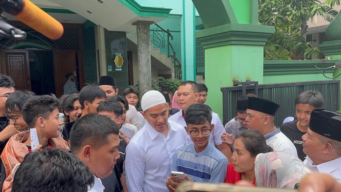 Kaesang Pangarep (peci putih) saat bagikan buku ke anak-anak
