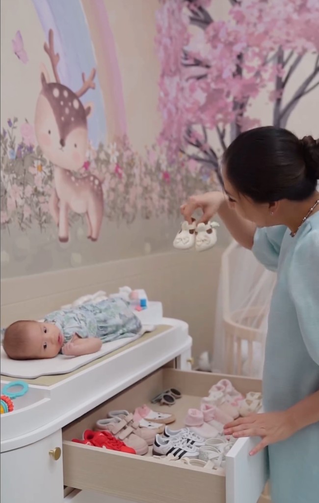 Laci yang juga berfungsi sebagai meja untuk ganti popok pun dipilih bernuansa putih. Koleksi sepatu Kyarra juga disimpan di furnitur bergaya klasik minimalis ini. Foto: Instagram/@jscmila