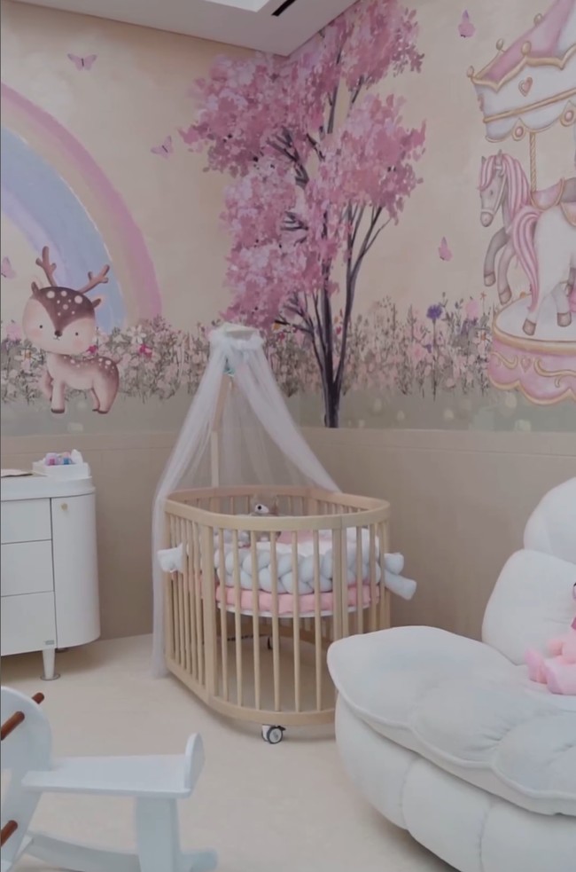 Ranjang bayi model klasik dengan kelambu putih ditempatkan di pojok ruangan. Foto: Instagram/@jscmila