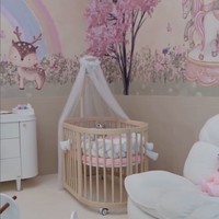 Ranjang bayi model klasik dengan kelambu putih ditempatkan di pojok ruangan. Foto: Instagram/@jscmila