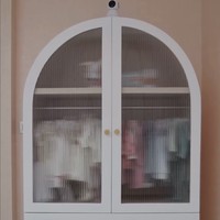 Lemari putih transparan diisi dengan pakaian bayi berwarna pink, biru dan putih yang tertata rapi di gantungan.  Foto: Instagram/@jscmila