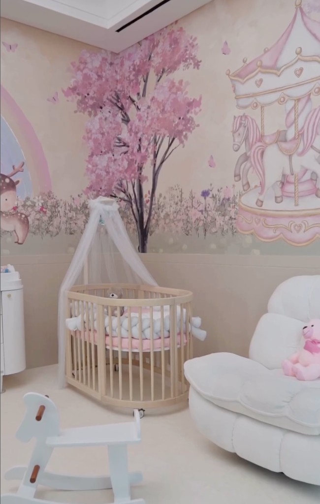 Kamar bayi makin cantik dan menggemaskan berkat lukisan kartun di dinding. Foto: Instagram/@jscmila