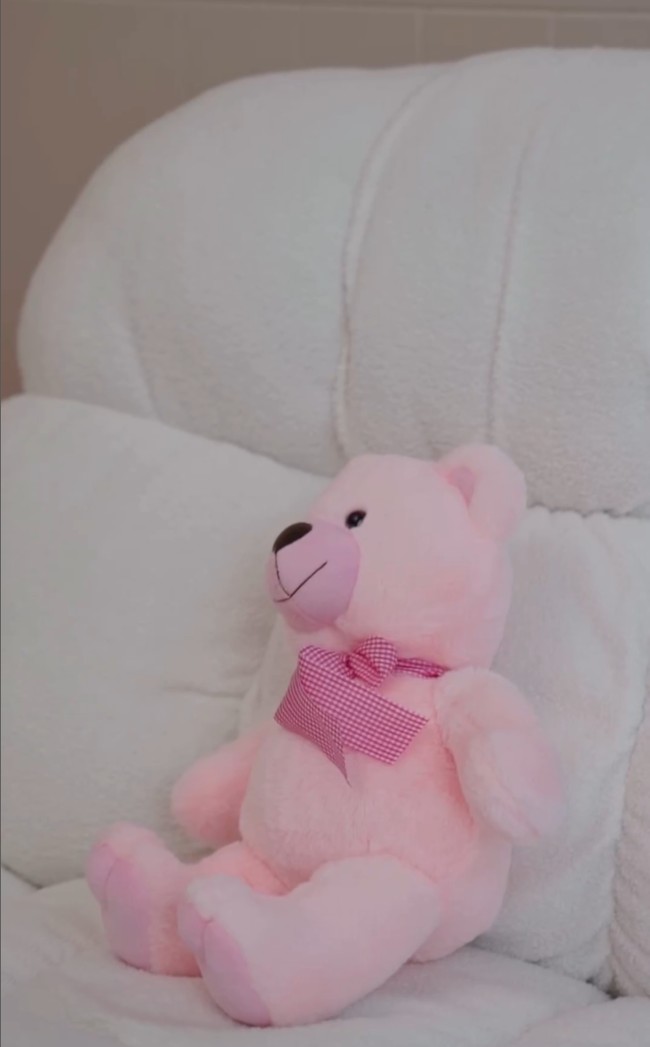  Terdapat pula sofa putih dengan hiasan boneka Teddy Bear pink. Foto: Instagram/@jscmila
