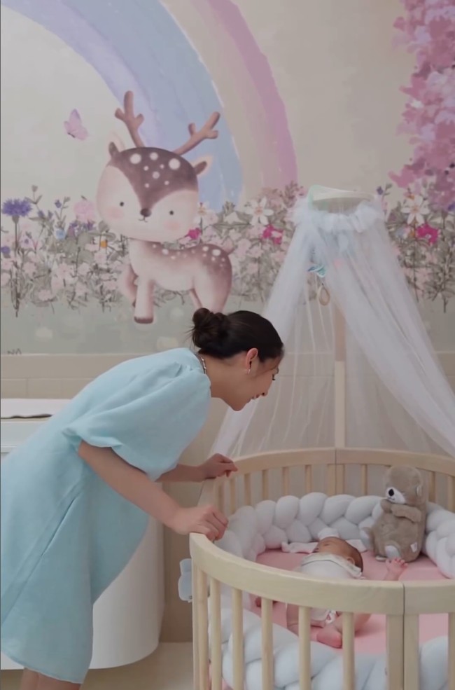 Kamar Kyarra, putri pertama pasangan Jessica Mila dan Yakup Hasibuan, didominasi palet pastel perpaduan pink dan biru yang lembut sekaligus menenangkan. Foto: Instagram/@jscmila