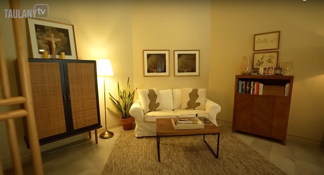 Di dekat tempat tidurnya terdapat sofa dan meja kecil untuk bersantai. Untuk menyimpan barang-barang dan buku-bukunya Sophia juga menyediakan lemari dengan nuansa senada. Foto: YouTube/Taulany TV
