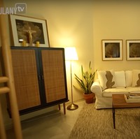 Di dekat tempat tidurnya terdapat sofa dan meja kecil untuk bersantai. Untuk menyimpan barang-barang dan buku-bukunya Sophia juga menyediakan lemari dengan nuansa senada. Foto: YouTube/Taulany TV