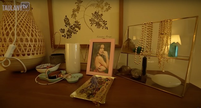Di atas lemari tersebut terdapat foto serta aksesori-aksesori pribadi milik Sophia. Kamar tersebut tampak tertata rapih dengan barang-barang yang minimalis. Foto: YouTube/Taulany TV