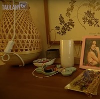 Di atas lemari tersebut terdapat foto serta aksesori-aksesori pribadi milik Sophia. Kamar tersebut tampak tertata rapih dengan barang-barang yang minimalis. Foto: YouTube/Taulany TV