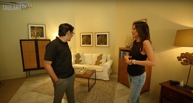 Sophia sendiri mengaku lebih memilih menyewa daripada membeli rumah karena dirinya tak betah berlama-lama berada di tempat yang sama. Meski hanya mengontrak namun rumah Sophia tampak nyaman, simpel, dan juga estetik. Foto: YouTube/Taulany TV