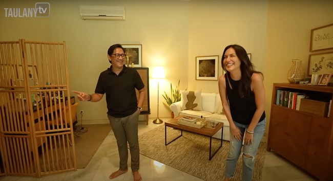 Melalui channel YouTube milik Andre Taulany, Sophia Latjuba memamerkan rumah yang disewanya. Salah satu ruangan yang tak kalah mencuri atensi ialah kamar pribadi Sophia. Bernuansa bohemian, kamar tersebut terlihat elegan dan simpel. Foto: YouTube/Taulany TV