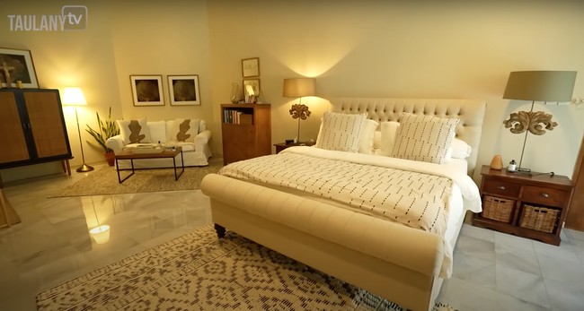 Kamar tidur pribadi Sophia Latjuba tampak luas dan nyaman dengan lampu berwarna warm. Kamar tersebut juga tampak didominasi waarna putih dan coklat. Foto: YouTube/Taulany TV