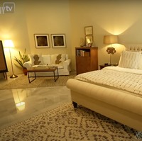 Kamar tidur pribadi Sophia Latjuba tampak luas dan nyaman dengan lampu berwarna warm. Kamar tersebut juga tampak didominasi waarna putih dan coklat. Foto: YouTube/Taulany TV