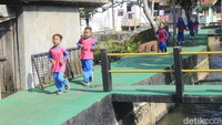 Penataan pun merambah ke jalur pejalan kaki di pinggiran irigasi. Warga melakukan pembangunan secara swadaya, dengan bantuan material bangunan dari pemerintah yang juga semangat berkolaborasi dengan warganya.