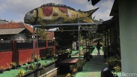 Kampung Leuwihieum yang dulu hieum atau menakutkan, kini menjadi tempat wisata tematik yang cantik.