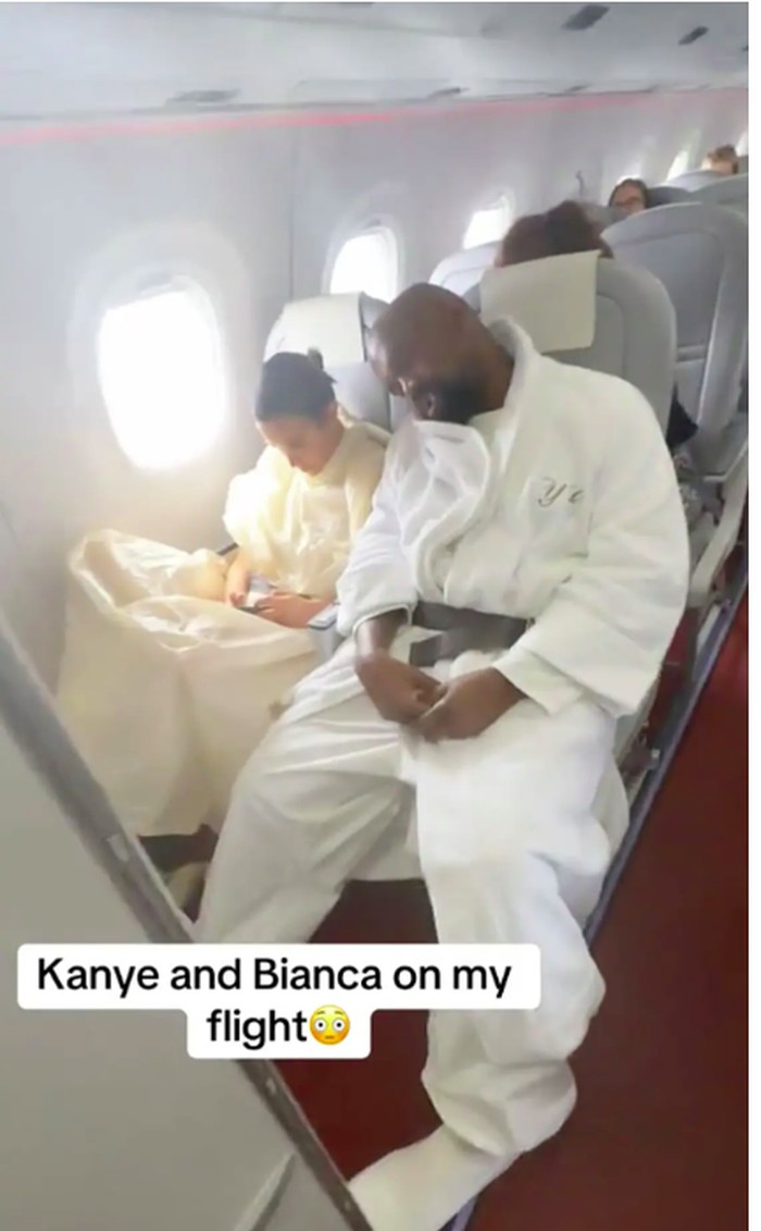 Kanye West ke Jepang naik pesawat ekonomi