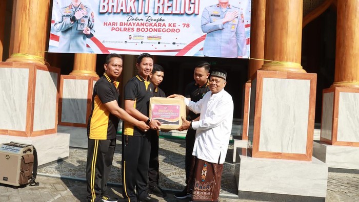 Kapolres AKBP Mario Prahatinto pimpin langsung bakti sosial bersih-bersih tempat ibadah di Bojonegoro