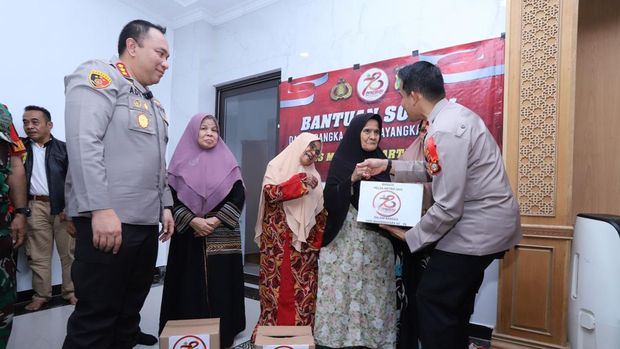 Kapolres Jaksel Bagikan Bansos ke Warga Mampang