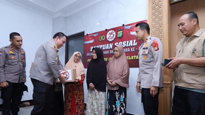 Kapolres Jaksel Bagikan Bansos ke Warga Mampang