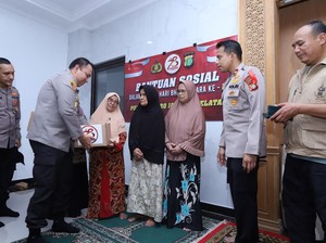 Sambut Hari Bhayangkara Ke-78, Kapolres Jaksel Bagikan Bansos ke Warga Mampang