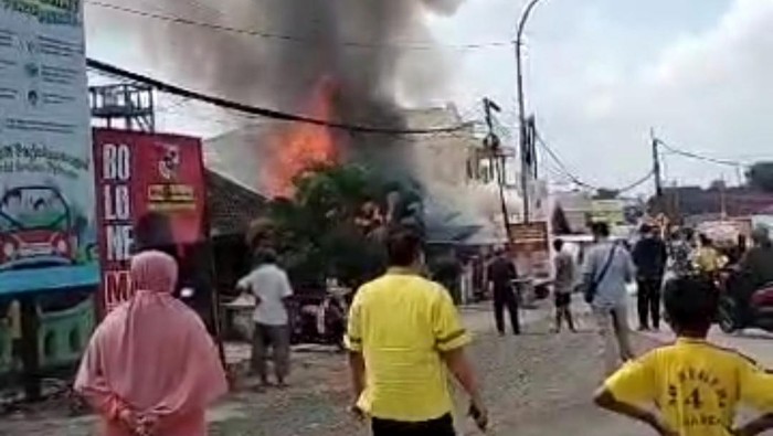 Kebakaran gudang sembako di Ngawen, Blora, Jumat (14/6/2024).