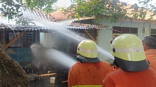Petugas pemadam kebakaran Jembrana saat  memadamkan api yang menghanguskan rumah warga di Banjar Loloan, Desa Medewi, Kecamatan Pekutatan, Kabupaten Jembrana, Bali Jumat (14/6/2024).