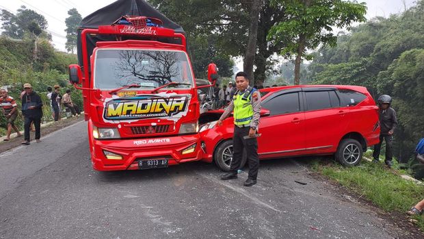 Kecelakaan beruntun enam kendaraan terjadi di Paponan, Kledung, Kabupaten Temanggung, Jumat (14/6/2024) sore.