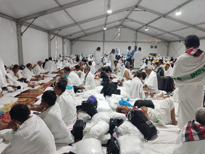 Jemaah haji Indonesia secara bergelombang sudah mulai tiba di Arafah. Jemaah didorong dari hotel atau pemondokan menuju Arafah untuk melaksanakan wukuf.
