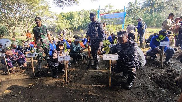 Kegiatan Bintahwil TNI AL di Pantai Bajulmat