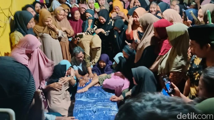 Keluarga sopir angkot ditembak mati KKB menangis histeris saat jenazah tiba di rumah duka.
