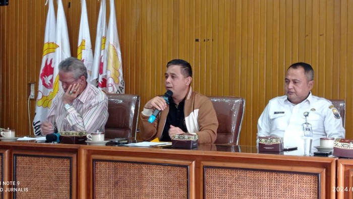 Ketua KONI Jambi Budi Setiawan (tengah) dalam rakor bagi cabor dalam bantuan dana menuju PON Aceh-Sumut.