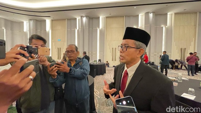 Ketua KPU Kulon Progo, Budi Priyana saat memberikan keterangan pers rapat pleno hasil Pemilu 2024 di Novotel YIA, Temon, Kulon Progo, Jumat (14/6/2024).
