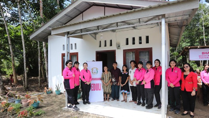 Ketua Pengurus Daerah Bhayangkari Sumut Ernie Agung Setya saat menyerahkan kunci rumah di Nias Utara (Dok. Polda Sumut)