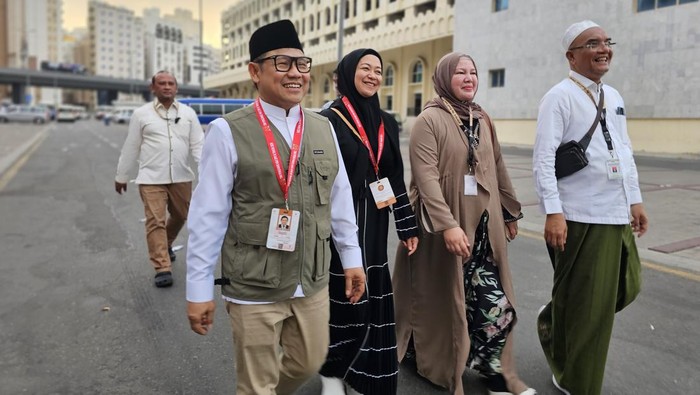 Ketua Timwas Haji DPR, Muhaimi Iskandar (Cak Imin) ditemani istri dan Wakil Ketua Komisi VIII DPR Marwan Dasopang berjalan dari hotel di Makkah ke Misfalah menemui jemaah yang akan berangkat ke Arafah