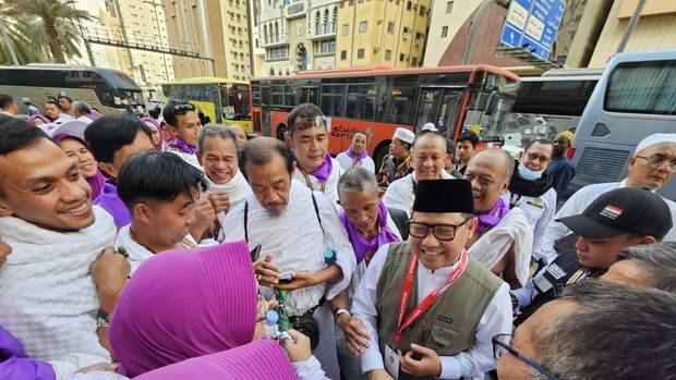 Ketua Timwas Haji DPR, Muhaimi Iskandar (Cak Imin) ditemani istri dan Wakil Ketua Komisi VIII DPR Marwan Dasopang berjalan dari hotel di Makkah ke Misfalah menemui jemaah yang akan berangkat ke Arafah