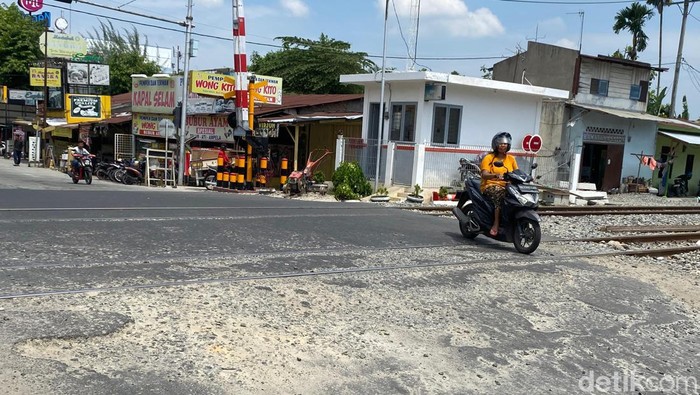 Kondisi jalan rusak di Jalan Kapten Muslim Medan (Berkat/detikcom)