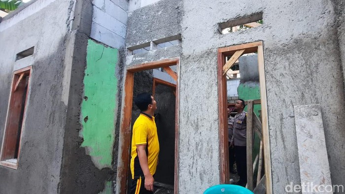 Kondisi rumah Yeni di Subang yang kini tengah diperbaiki