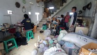 Warga di sana memiliki banyak pilihan untuk ikut menambah penghasilan, mulai dari menjadi penjahit, bagian memotong, memasang karet hingga menjadi pengendali kualitas produk. Tak heran jika masuk ke parkampungan wilayah ini, suara deru mesin jahit terdengar saling bersahutan dari setiap rumah.